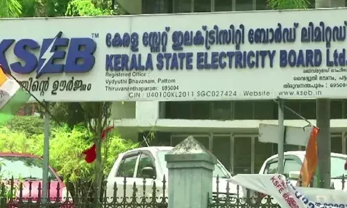 സ്റ്റേ വയര്‍ പൊട്ടി വീണിട്ടും ഇടപെട്ടില്ലെന്ന് നാട്ടുകാര്‍; സ്റ്റേ വയര്‍ ആരോ ഊരിമാറ്റിയതാണെന്ന് കെഎസ്ഇബി;  ഹരിപ്പാട് വീട്ടമ്മ ഷോക്കേറ്റ് മരിച്ച  സംഭവത്തില്‍  ഉദ്യോഗസ്ഥരെ സംരക്ഷിച്ച് റിപ്പോര്‍ട്ട്