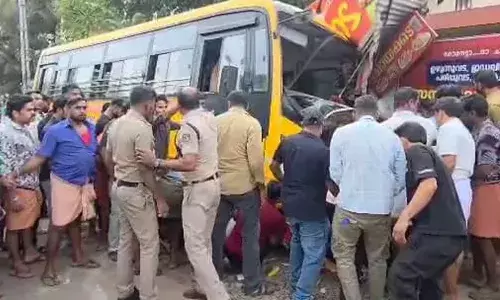 നിയന്ത്രണംവിട്ട സ്‌കൂള്‍ബസ് ചായക്കടയിലേക്ക് പാഞ്ഞുകയറി; ഒരാള്‍ക്ക് ദാരുണാന്ത്യം; അഞ്ചുപേര്‍ക്ക് പരിക്ക്