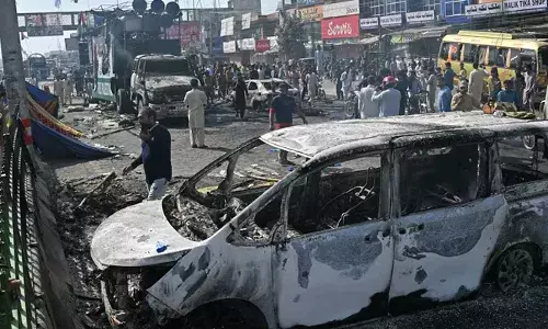 ഗാസയുടെ പേരില്‍ പാക്കിസ്ഥാന്‍ കത്തുന്നു;  ഇസ്രയേല്‍ വിരുദ്ധ ലോങ് മാര്‍ച്ചിന് പിന്നാലെ സംഘര്‍ഷം, വെടിവെപ്പ്; ഒട്ടേറെ പേര്‍ കൊല്ലപ്പെട്ടു;  വാഹനങ്ങള്‍ അഗ്‌നിക്കിരയാക്കി