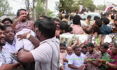 പാലക്കാട് റോഡ് ഉദ്ഘാടനത്തിനെത്തിയ രാഹുലിനെതിരേ ഡിവൈഎഫ്‌ഐ, ബിജെപി പ്രതിഷേധം; ഉദ്ഘാടനവേദിയിലേക്ക് എംഎല്‍എയെ ചുമലിലേറ്റി ലീഗ്, കോണ്‍ഗ്രസ് പ്രവര്‍ത്തകര്‍