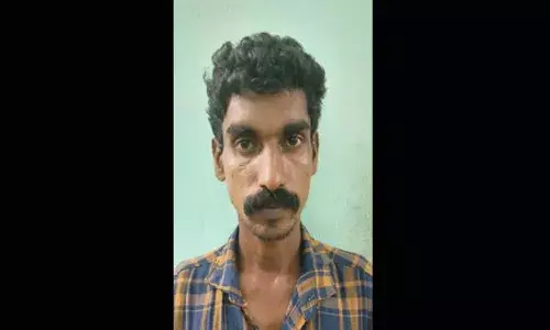 വളര്‍ത്തു നായയ്ക്ക് പേ ആണെന്ന് പറഞ്ഞതിന് നാട്ടുകാര്‍ക്ക് നേരെ അസഭ്യ വര്‍ഷം; ചോദ്യം ചെയ്ത വയോധികനെ വീട്ടില്‍ കയറി തലയ്ക്ക് മണ്‍വെട്ടിക്ക് വെട്ടി; യുവാവ് അറസ്റ്റില്‍