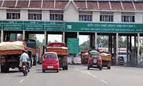 ഗതാഗതക്കുരുക്ക് തുടരുകയാണെന്ന് കളക്ടര്‍; ഇടപ്പള്ളി-മണ്ണുത്തി ദേശീയപാതയില്‍ പാലിയേക്കരയിലെ ടോള്‍ പിരിവ് വിലക്ക് തുടരും