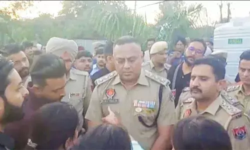 യൂണിഫോം പോലും ധരിക്കാതെ സാധാരണ വേഷത്തിലെത്തിയ ഉദ്യോഗസ്ഥർ; മിന്നൽ പരിശോധനയ്ക്കിടെ വ്യാപാരികൾക്ക് നേരെ തോക്ക് ചൂണ്ടി; ഭയന്ന് വിറച്ച് തളർന്നുവീണ് ഒരാൾക്ക് ദാരുണാന്ത്യം