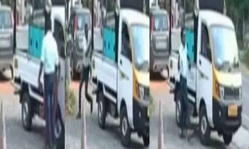 പാർക്കിങ്ങിനെ ചൊല്ലി തുടങ്ങിയ തർക്കം; വണ്ടിയെ വലം വെച്ച് ഓടിവന്ന് ഡ്രൈവറുടെ മുഖത്തടി; കേസിൽ പോലീസുകാരനും ഭാര്യയും പ്രതികൾ; ദൃശ്യങ്ങൾ പുറത്ത്