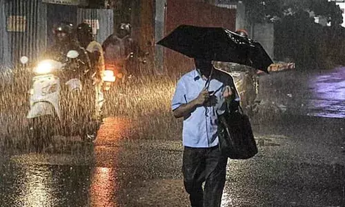 കേരളത്തില്‍ വീണ്ടും ശക്തമായ മഴയ്ക്ക് സാധ്യത; ഇന്ന് മുതല്‍ അഞ്ച് ദിവസങ്ങളില്‍ ഇടിമിന്നലോട് കൂടിയ ശക്തമായ മഴ; ആറ് ജില്ലകളില്‍ ഇന്ന് യെല്ലോ അലേര്‍ട്ട്; മത്സ്യബന്ധനത്തിന് കേരള-ലക്ഷദ്വീപ് തീരങ്ങളില്‍ വിലക്ക്; ശക്തമായ കാറ്റിനും മിന്നലിനും സാധ്യത