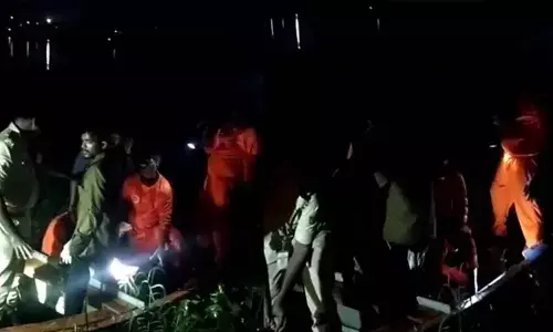 അച്ഛനുാമയി ഉണ്ടായ തര്‍ക്കം; വീട് വിട്ട് ഇറങ്ങിയ 15വയസുകാരി കായലില്‍ ചാടി മരിക്കാന്‍ ശ്രമം; കായലിലേക്ക് ചാടുന്ന കണ്ട ഓട്ടോ ഡ്രൈവര്‍ ഉടന്‍ പുറകെ ചാടി പൊണ്‍കുട്ടിയ രക്ഷപ്പെടുത്തി