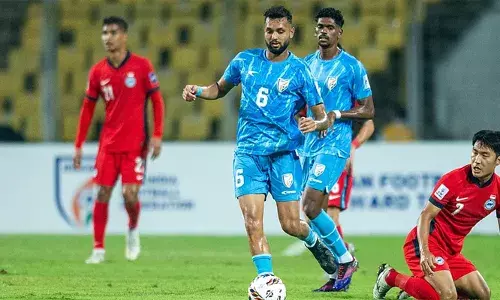 സിംഗപ്പൂരിനോട് തോൽവി ഏറ്റുവാങ്ങിയത് ലീഡ് നേടിയശേഷം; ഫറ്റോർഡയിലെ നിർണായക മത്സരത്തിൽ പരാജയപ്പെട്ടത് ഒന്നിനെതിരെ രണ്ടു ഗോളുകൾ; ഏഷ്യന്‍ കപ്പ് ഫുട്‌ബോളില്‍ ഇന്ത്യ പുറത്ത്