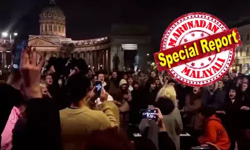 വൃദ്ധൻ സിംഹാസനത്തിൽ മുറുകെ പിടിക്കുന്നു, വിട്ടുകൊടുക്കാൻ ഭയക്കുന്നു..; യുക്രെയ്നിനെതിരെയുള്ള യുദ്ധത്തിൽ പ്രതിഷേധിച്ച് യുദ്ധവിരുദ്ധ ഗാനങ്ങൾ ആലപിച്ച് നൂറുകണക്കിന് ആളുകൾ; സെന്റ് പീറ്റേഴ്‌സ്ബർഗിലെ കസാൻസ്കായ സ്ക്വയറിൽ കണ്ടത് പുടിനെതിരെയുള്ള ജനരോഷം