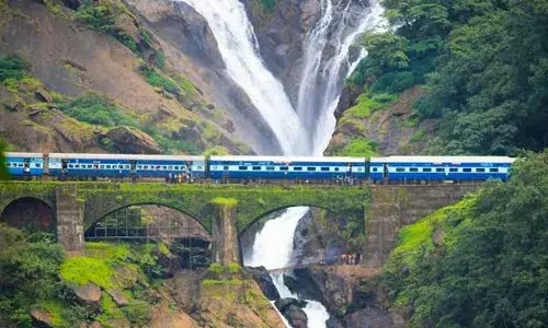 സ്വര്‍ണവില റെക്കോര്‍ഡ് നിലവാരത്തില്‍; തീവണ്ടികളില്‍ സ്വര്‍ണക്കവര്‍ച്ച വര്‍ധിക്കാമെന്ന മുന്നറിയിപ്പുമായി റെയില്‍വേ; വിലപിടിപ്പുള്ള ആഭരണങ്ങള്‍ ധരിക്കാതിരിക്കാന്‍ വനിതാ യാത്രികര്‍ക്ക് പ്രത്യേക നിര്‍ദേശം; മോഷ്ടാക്കള്‍ക്ക് പ്രിയം പാദസ്വരം; കൊങ്കണില്‍ ഇരയാകുന്നത് കൂടുതലും മലയാളികള്‍