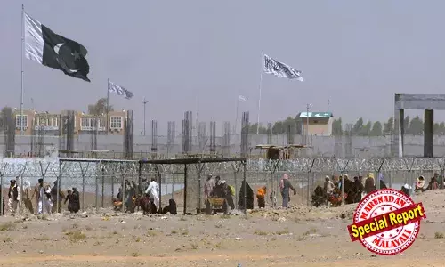 ഡ്യൂറന്‍ഡ് ലൈനിന് സമീപം പാക്ക് സൈന്യം ഉപേക്ഷിച്ചുപോയ സൈനിക പോസ്റ്റുകളില്‍ കണ്ടെടുത്ത പാന്റുകളും ആയുധങ്ങളും പ്രദര്‍ശിപ്പിച്ച് താലിബാന്റെ പരേഡ്; താലിബാന്‍ നടത്തുന്നത് ഇന്ത്യയുടെ നിഴല്‍ യുദ്ധമെന്ന് പാക്ക് പ്രതിരോധമന്ത്രി; മുത്തഖിയുടെ ഇന്ത്യാ സന്ദര്‍ശനത്തിലെ പദ്ധതികള്‍ നടപ്പിലാക്കുന്നുവെന്നും ഖ്വാജ ആസിഫ്;  വെടിനിര്‍ത്തല്‍ പ്രഖ്യാപിച്ചെങ്കിലും ശാന്തമാകാതെ അഫ്ഗാന്‍ - പാക്ക് അതിര്‍ത്തി പ്രദേശങ്ങള്‍