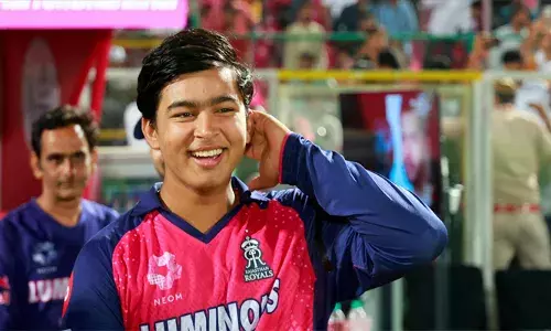 പരിചയസമ്പന്നരായ മുഹമ്മദ് സിറാജിനെയും ഇഷാന്ത് ശർമ്മയെയും നിസാരമായാണ് നേരിട്ടത്; അടി കണ്ട് കമന്ററിക്ക് ഒപ്പമുണ്ടായിരുന്ന മുൻ താരം ഞെട്ടി; വൈഭവ് സൂര്യവംശിയെ കുറിച്ച് ഹെയ്ഡൻ പറഞ്ഞതിങ്ങനെ