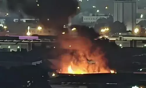 രാത്രി പ്രദേശത്ത് സൈറൺ മുഴങ്ങുന്ന ശബ്ദം; തീജ്വാലകൾ ആകാശത്തേക്ക് ഉയർന്നുപൊങ്ങി; പരിഭ്രാന്തിയിൽ ആളുകൾ ഞെട്ടിയുണർന്നു; ഷാർജയിലെ വ്യവസായ മേഖലയിൽ വൻ തീപിടിത്തം; അന്വേഷണം തുടങ്ങി