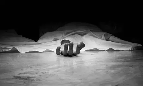 റോഡരികിൽ യുവാവിനെ മരിച്ച നിലയിൽ കണ്ടെത്തി; ആത്മഹത്യയെന്ന് നിഗമനം; പോലീസ് സ്ഥലത്തെത്തി; സംഭവം കണ്ണൂരിൽ