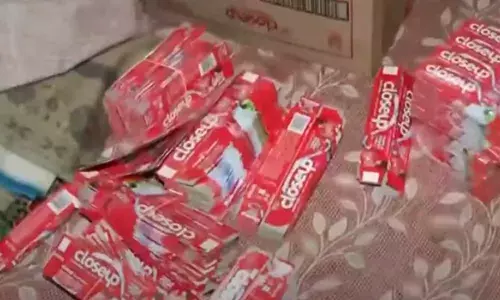 പരാതിയിൽ നിർമ്മാണ കേന്ദ്രത്തിൽ മിന്നൽ പരിശോധന; പിടിച്ചെടുത്തത് 25,000 വ്യാജ ക്ലോസപ്പ് ടൂത്ത് പേസ്റ്റ് ട്യൂബുകള്‍; വന്‍ റാക്കറ്റ് പിടിയില്‍