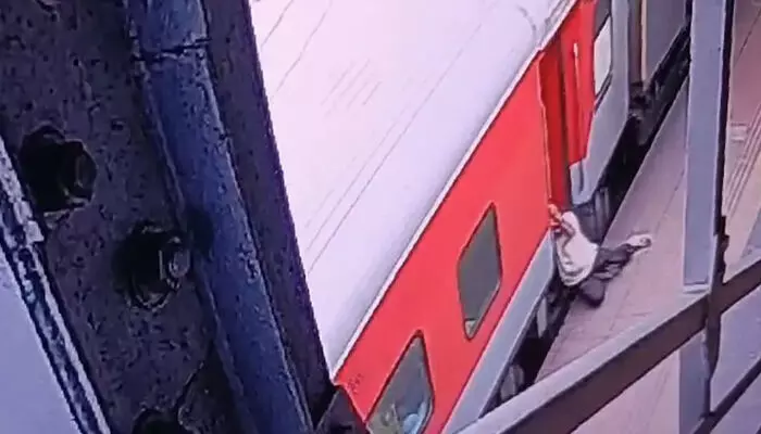 ഓടിത്തുടങ്ങിയ ട്രെയിനില് കയറാന് ശ്രമിക്കവെ വീണു; ട്രെയിനിനും പ്ലാറ്റ്ഫോമിനുമിടയില് കുരുങ്ങി യാത്രക്കാരന്: രക്ഷകനായത് റെയില്വേ പോര്ട്ടര് ഓടിത്തുടങ്ങിയ ട്രെയിനില് കയറാന് ശ്രമിക്കവെ വീണു; ട്രെയിനിനും പ്ലാറ്റ്ഫോമിനുമിടയില് കുരുങ്ങി യാത്രക്കാരന്: രക്ഷകനായത് റെയില്വേ പോര്ട്ടര്