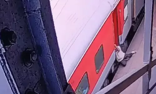 ഓടിത്തുടങ്ങിയ ട്രെയിനില്‍ കയറാന്‍ ശ്രമിക്കവെ വീണു; ട്രെയിനിനും പ്ലാറ്റ്‌ഫോമിനുമിടയില്‍ കുരുങ്ങി യാത്രക്കാരന്‍: രക്ഷകനായത് റെയില്‍വേ പോര്‍ട്ടര്‍
