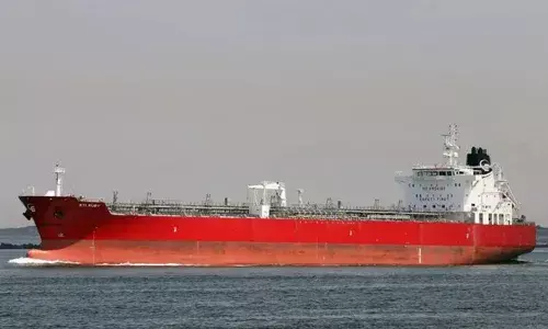 മൊസാംബിക്കില്‍ എണ്ണ കപ്പലിലേക്ക് ജീവനക്കാരെ കൊണ്ടുപോകുന്നതിനിടെ ബോട്ട് മറിഞ്ഞു; അഞ്ച് ഇന്ത്യന്‍ നാവികരെ കാണാതായി