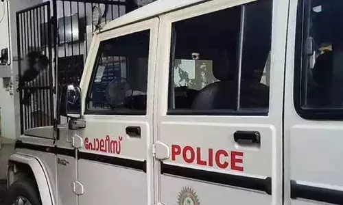 മകളുടെ വിവാഹത്തിന് ഒരുമാസം ശേഷിക്കെ കരുതിവച്ച സ്വര്‍ണവും പണവുമായി അച്ഛന്‍ മുങ്ങി;  കാനഡയില്‍ ജോലിയുള്ള കാമുകിയെ വിവാഹം കഴിച്ചു