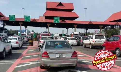 പാലിയേക്കരയില്‍ ടോള്‍ വിലക്ക് പിന്‍വലിച്ചു;  ഉപാധികളോടെ ടോള്‍ പിരിക്കാം; കൂട്ടിയ നിരക്ക് ഈടാക്കരുത്;  നിര്‍ണായക ഉത്തരവുമായി ഹൈക്കോടതി;  കേസ് രണ്ടാഴ്ചയ്ക്ക് ശേഷം വീണ്ടും പരിഗണിക്കും;  ജനങ്ങളുടെ യാത്രാക്ലേശം കണ്ടില്ലെന്ന് നടിക്കാന്‍ കഴിയില്ല എന്നും കോടതി;  കേസ് രണ്ടാഴ്ചയ്ക്ക് ശേഷം വീണ്ടും പരിഗണിക്കും