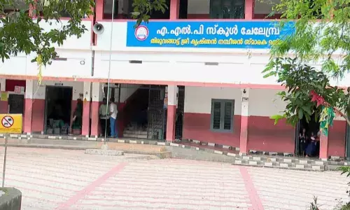 ബസ് ഫീസ് അടച്ചില്ല; സ്‌കൂള്‍ വാഹനത്തില്‍ കയറാന്‍ ഒരുങ്ങിയ യുകെജി വിദ്യാര്‍ത്ഥിയെ തടഞ്ഞു; കണ്ണീരോടെ മടങ്ങി കുട്ടി;  മലപ്പുറം ചേലേമ്പ്ര സ്‌കൂളിനെതിരെ പരാതി