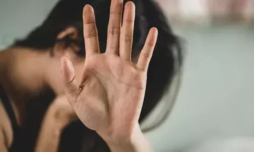 ആളൊഴിഞ്ഞ സ്ഥലത്ത് കൊണ്ടുപോയി ചുംബിക്കാൻ ശ്രമം; തടഞ്ഞപ്പോൾ ആൺകുട്ടികളുടെ ശുചിമുറിയിൽ വച്ച് പീഡനം; ബെംഗളൂരുവിൽ സീനിയർ വിദ്യാർത്ഥിനിയെ പീഡിപ്പിച്ച 22കാരൻ പിടിയിൽ