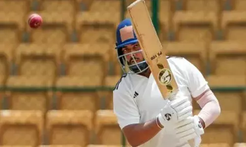 തുടക്കം ഗംഭീരമാക്കി പൃഥ്വി ഷാ; രഞ്ജി ട്രോഫി ക്രിക്കറ്റിൽ കേരളത്തിനെതിരെ മഹാരാഷ്ട്ര മികച്ച നിലയിൽ; ഒരു ദിനം ശേഷിക്കെ ലീഡ് 70 കവിഞ്ഞു; പോയിന്റ് ഉറപ്പിച്ച് അങ്കിത് ബാവ്നെയും സംഘവും