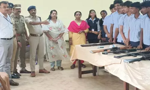 കോമെമ്മോറേഷൻ ഡേ ആചരണം; കോട്ടയം മോഡൽ ഹെച്ച്എസ്എസ് സ്‌കൂളിൽ ആംസ് എക്സിബിഷൻ നടത്തി പോലീസ് സേന