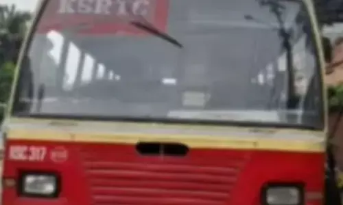 ബാഗിലെ വള്ളി ബസിന്റെ ഡോറിൽ കുടുങ്ങിയത് അറിഞ്ഞില്ല; ബാലൻസ് തെറ്റി പുറത്തേക്ക് തെറിച്ചുവീണ് വിദ്യാർഥിനിക്ക് പരിക്ക്; സംഭവം തിരുവനന്തപുരത്ത്