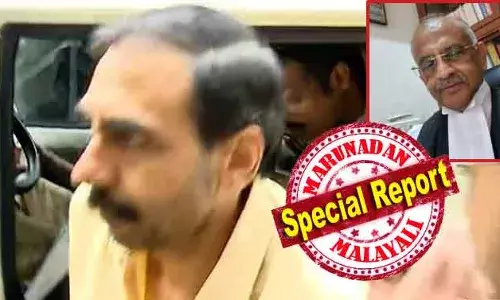 എന്റെ കക്ഷി നെത്തോലി മാത്രം! ന്യൂസ് അവര്‍ച്ചയ്ക്കിടെ വിനു വി ജോണിന്റെ ഫോണിലേക്ക് വന്നത് കേരളത്തിലെ മുതിര്‍ന്ന അഭിഭാഷകരില്‍ ഒരാളുടെ അസാധാരണ സന്ദേശം; ഉണ്ണികൃഷ്ണന്‍ പോറ്റിയും അഡ്വ ശാസ്തമംഗലം അജിത്തും നല്‍കുന്നത് മുന്നറിയിപ്പോ? ശബരിമല സ്വര്‍ണ്ണ കൊള്ളയില്‍ വമ്പന്‍ സ്രാവുകള്‍ കരുതലിലേക്ക്