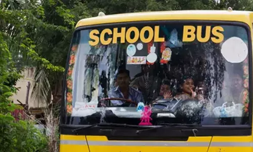 ബസ് ഫീസ് അടയ്ക്കാന്‍ വൈകി; യുകെജി വിദ്യാര്‍ത്ഥിയെ ബസില്‍ കയറ്റാതെ വഴിയിലിട്ട് പോയി