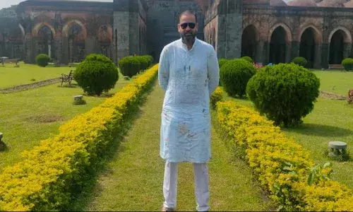 അദീന മസ്ജിദ് സന്ദര്‍ശിച്ചെന്ന് ചിത്രങ്ങള്‍ പങ്കുവച്ച് യൂസഫ് പഠാന്റെ സോഷ്യല്‍മീഡിയ പോസ്റ്റ്;  ആദിനാഥ് ക്ഷേത്രം എന്ന് ബിജെപിയുടെ മറുപടി;  മാള്‍ഡയിലെ പുരാതനപള്ളിയെച്ചൊല്ലി വിവാദം കത്തുന്നു