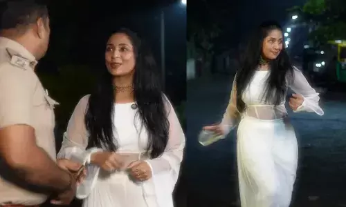 ലൈൻ കട്ട്...ലൈൻ കട്ട്..!!; പാതിരാത്രി നടുറോഡിൽ വെച്ച് നവ്യയുടെ റീൽ ഷൂട്ട്; ആരെയും കൂസാതെ ഡാൻസ് കളിച്ച് താരം; പെട്ടെന്ന് പോലീസ് ജീപ്പിന്റെ വരവിൽ ട്വിസ്റ്റ്; സൂപ്പർ എന്ന് കമെന്റുകൾ