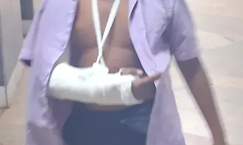 ബസില്‍ നിന്ന് എട്ടാം ക്ലാസ് വിദ്യാര്‍ഥിയെ ബലമായി പിടിച്ചിറക്കി; കുട്ടിയുടെ വലതുകൈക്ക് പൊട്ടല്‍; അമ്മയുടെ പരാതിയില്‍ കേസ്