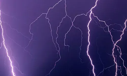 കുട്ടികളെ പഠിപ്പിക്കുന്നതിനിടെ ഇടിമിന്നലേറ്റ് അപകടം; പാലക്കാട് കുറ്റനാട് യുവതിക്ക് പരിക്ക്; കുട്ടികൾ രക്ഷപ്പെട്ടത് ഭാഗ്യം കൊണ്ട്