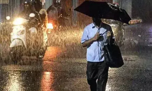 സംസ്ഥാനത്ത് മഴ മുന്നറിയിപ്പിൽ വീണ്ടും മാറ്റം; മൂന്ന് ജില്ലകളിൽ ഓറഞ്ച് അലർട്ട്; പുറത്തിറങ്ങുമ്പോൾ മുൻകരുതലുകൾ കൃത്യമായി പാലിക്കണമെന്ന് മുന്നറിയിപ്പ്; അതീവ ജാഗ്രത