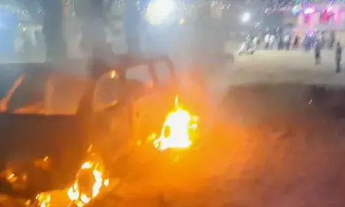 ഗുജറാത്തില്‍ ഇരുവിഭാഗങ്ങള്‍ തമ്മില്‍ ഏറ്റുമുട്ടല്‍; പത്ത് പേര്‍ക്ക് പരിക്ക്; മുപ്പതോളം വാഹനങ്ങള്‍ തീവെച്ച് നശിപ്പിച്ചു