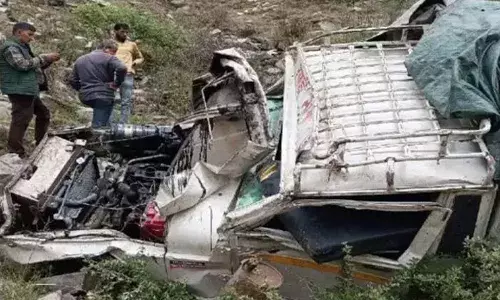 തീർത്ഥാടക സംഘം സഞ്ചരിച്ച പിക്കപ്പ് വാൻ നിയന്ത്രണം വിട്ട് കൊക്കയിലേക്ക് മറിഞ്ഞു; എട്ടുപേർ മരിച്ചു; അപകടകാരണം ഡ്രൈവറുടെ അശ്രദ്ധ