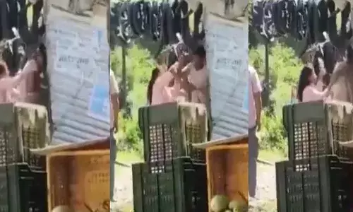 മകളോട് മോശമായി പെരുമാറി യുവാവ്; പൊതുസ്ഥലത്ത് വച്ച് പരസ്യമായി ചെരിപ്പൂരി അടിച്ച് മാതാവ്; പോലീസ് കേസെടുത്തതോടെ യുവാവ് ഒളിവില്‍