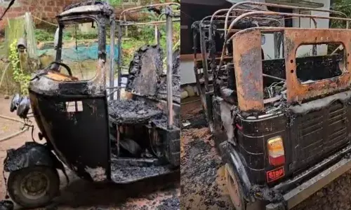 പുലര്‍ച്ചെ മൂന്ന് മണിക്ക് വീട്ടിനുള്ളില്‍ പുകയും ചൂടും; പുറത്തിറങ്ങിയ വീട്ടുകാര്‍ കണ്ടത് ഓട്ടോ നിന്ന് കത്തുന്നത്; സംഭവം പാലക്കാട്; പോലീസ് അന്വേഷണം ആരംഭിച്ചു