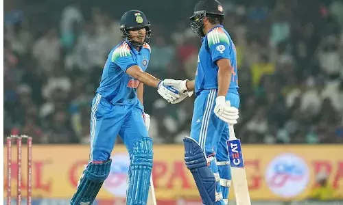 പെര്‍ത്തില്‍ ഇന്ത്യ ആദ്യം ബാറ്റ് ചെയ്യും;ടോസ് നേടിയ ഓസ്‌ട്രേലിയ ഇന്ത്യയെ ബാറ്റിങ്ങിന് വിട്ടു; ഇന്ത്യക്കായി ഓപ്പണ്‍ ചെയ്യുക രോഹിത്തും ഗില്ലും; കാത്തിരിപ്പിന് വിരാമമിട്ട് രോഹിത്തും കോഹ്ലിയും വീണ്ടും ക്രീസിലേക്ക്; നീതിഷ് കുമാറിന് ഏകദിന അരങ്ങേറ്റം