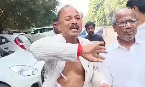 സീറ്റിന് കോഴ ആരോപണം ഉന്നയിച്ച് ലാലുപ്രസാദ് യാദവിന്റെ വസതിക്ക് മുന്നില്‍ പ്രതിഷേധം;  പൊട്ടിക്കരഞ്ഞും കുപ്പായം വലിച്ചുകീറിയും ആര്‍ജെഡി നേതാവ്;  മഹാസഖ്യത്തിലെ കക്ഷികള്‍ തമ്മില്‍ നേര്‍ക്കുനേര്‍ പോരാട്ടം