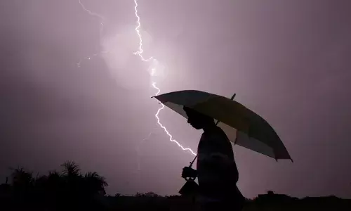 അടുത്ത അഞ്ച് ദിവസം പുറത്തിറങ്ങുമ്പോൾ സൂക്ഷിക്കണം; ഇടിമിന്നൽ ജാഗ്രതാ നിർദ്ദേശം നൽകി അധികൃതർ; തുറസായ സ്ഥലങ്ങളിൽ നിൽക്കരുതെന്ന് മുന്നറിയിപ്പ്