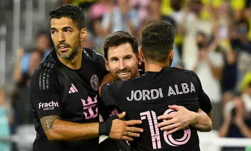 ഇന്റർ മയാമിക്ക് തകർപ്പൻ ജയം; നാഷ്‌വില്ലെ എസ്‌സിയെ പരാജയപ്പെടുത്തിയത് രണ്ടിനെതിരെ അഞ്ച് ഗോളുകൾക്ക്; ഹാട്രിക്കുമായി ലയണൽ മെസ്സി; എം‌എൽ‌എസിൽ ഗോൾഡൻ ബൂട്ട്