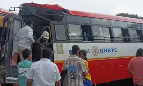 റോഡിൽ നിന്ന വഴിയാത്രക്കാർ കണ്ടത് അതി ഭീകര കാഴ്ച; കർണാടകആർടിസി ബസുകൾ തമ്മിൽ നേർക്കുനേർ കൂട്ടിയിടിച്ചു; പിന്നാലെ മറ്റൊരു ബസ് ഇടിച്ചു കയറി; ഒരു സ്ത്രീ ദാരുണാന്ത്യം