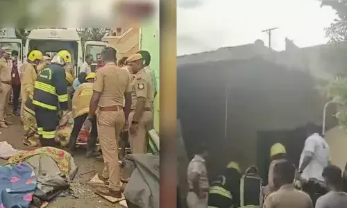 വീടിനുള്ളില്‍ സൂക്ഷിച്ച നാടന്‍ ബോംബ് പൊട്ടിത്തെറിച്ചു; നാല് മരണം