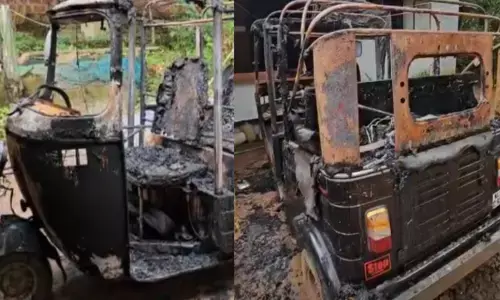 പുലർച്ചെ വീടിനുള്ളിൽ ചൂടും പുകയും; പുറത്തിറങ്ങി നോക്കിയതും മുറ്റത്ത് നിർത്തിയിട്ട ഓട്ടോറിക്ഷ കത്തി നശിച്ച നിലയിൽ; സംഭവം പാലക്കാട്