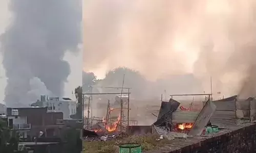 ഉത്തര്‍പ്രദേശിലെ പടക്ക കടകളില്‍ വന്‍ തീപിടിത്തം; നിരവധി പേര്‍ക്ക് പൊള്ളലേറ്റു: 65ലധികം കടകള്‍ കത്തി നശിച്ചു