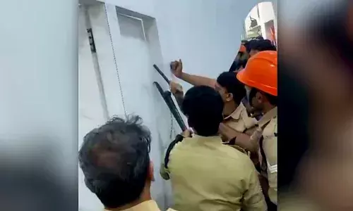 തുണിക്കടയുടെ ഡ്രസ്സിംഗ് റൂമില്‍ മൂന്ന് വയസ്സുകാരന്‍ കുടുങ്ങി; പുറത്തെത്തിച്ചത് ഫയര്‍ഫോഴ്‌സ് എത്തി