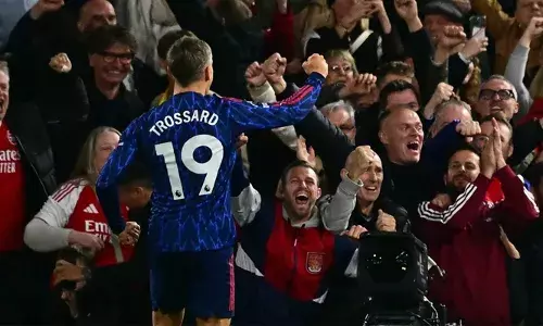 ലണ്ടൻ ഡെർബിയിൽ ആഴ്സണലിന് ജയം; ഫുൾഹാമിനെ പരാജയപ്പെടുത്തിയത് എതിരില്ലാത്ത ഒരു ഗോളിന്;  ലക്ഷ്യം കണ്ടത് ലിയാൻഡ്രോ ട്രോസാർഡ്; പ്രീമിയർ ലീഗിൽ ഒന്നാം സ്ഥാനം നിലനിർത്തി പീരങ്കിപ്പട