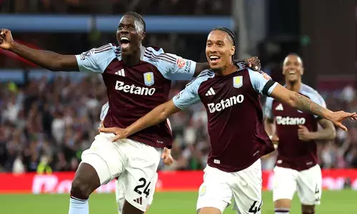 സ്വന്തം തട്ടകത്തിൽ ടോട്ടനത്തിന് തോൽവി; പരാജയപ്പെട്ടത് 2-1 ന്; ആസ്റ്റൺ വില്ലയ്ക്ക് ജയം സമ്മാനിച്ചത് എമിലിയാനോ ബുയെൻഡിയയുടെ തകർപ്പൻ ഗോൾ